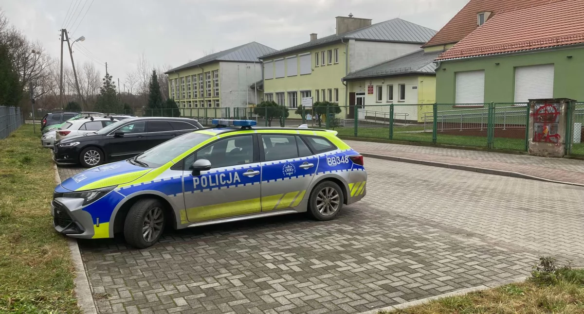 Komunikaty policji, Alarmy bombowe naszych szkołach jedną ewakuowano - zdjęcie, fotografia