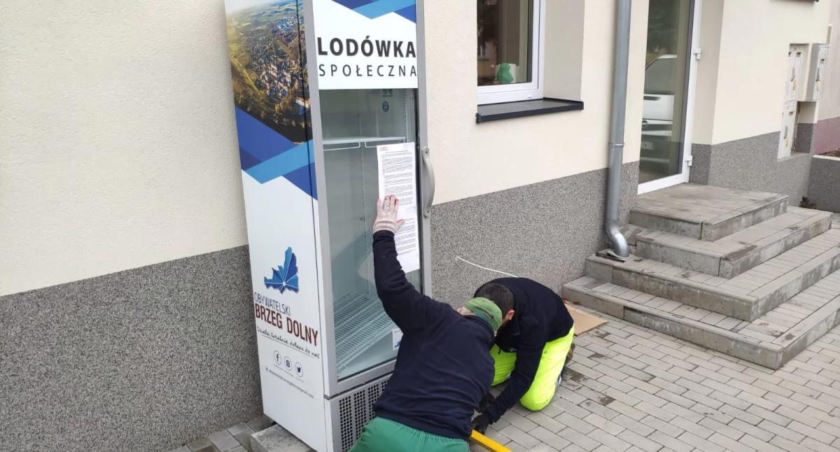 Pomoc, Lodówka Społeczna Brzegu Dolnym pomoc zasięgu ręki - zdjęcie, fotografia