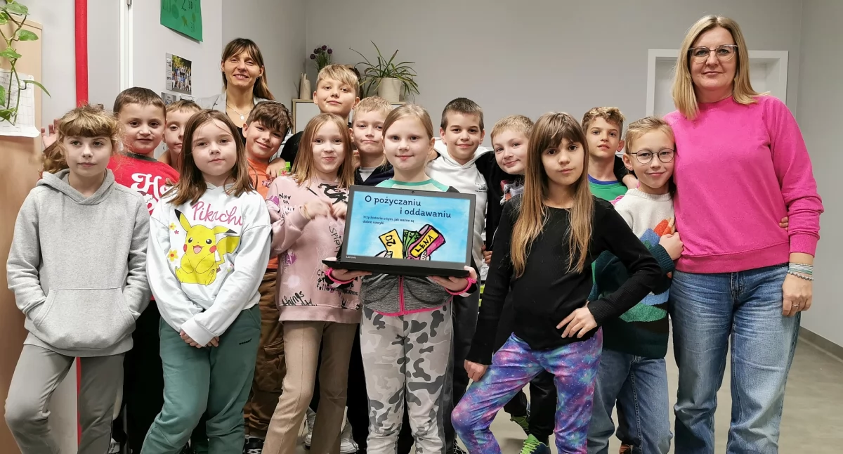 Aleksandra, Wiktoria, Amelia, Borys, Stanisław, Maksymilian, Tymoteusz, Julian, Tymoteusz, Wanda, Wojciech, Zofia, Grzegorz, Grzegorz, Feliks, Agata, Maja, Mia, Jerzy, Cyprian, Michał, Tymoteusz, Emilia oraz panie Magdalena Kozica i Agnieszka Nowaczyk z klasy 3B w Szkole Podstawowej Specto w Poznaniu. Fot. fundacja Ogólnopolski Operator Oświaty