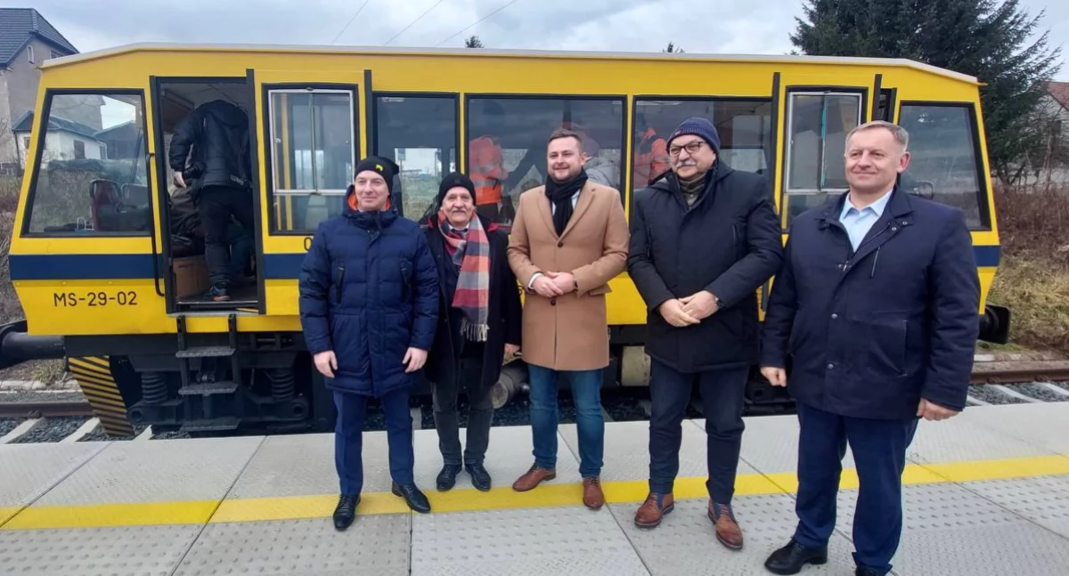 Komunikacja publiczna, pociągi Kolei Dolnośląskich dojadą Karpacza - zdjęcie, fotografia