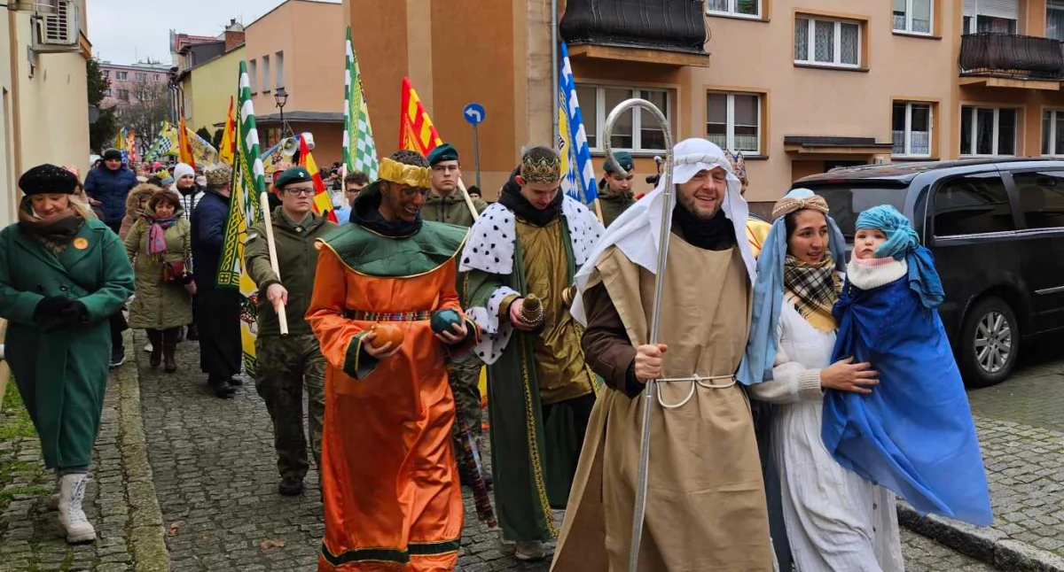 Święta i obchody, [FOTO] Orszak Trzech Króli przeszedł ulicami Wołowa wspólne świętowanie Objawienia Pańskiego! - zdjęcie, fotografia