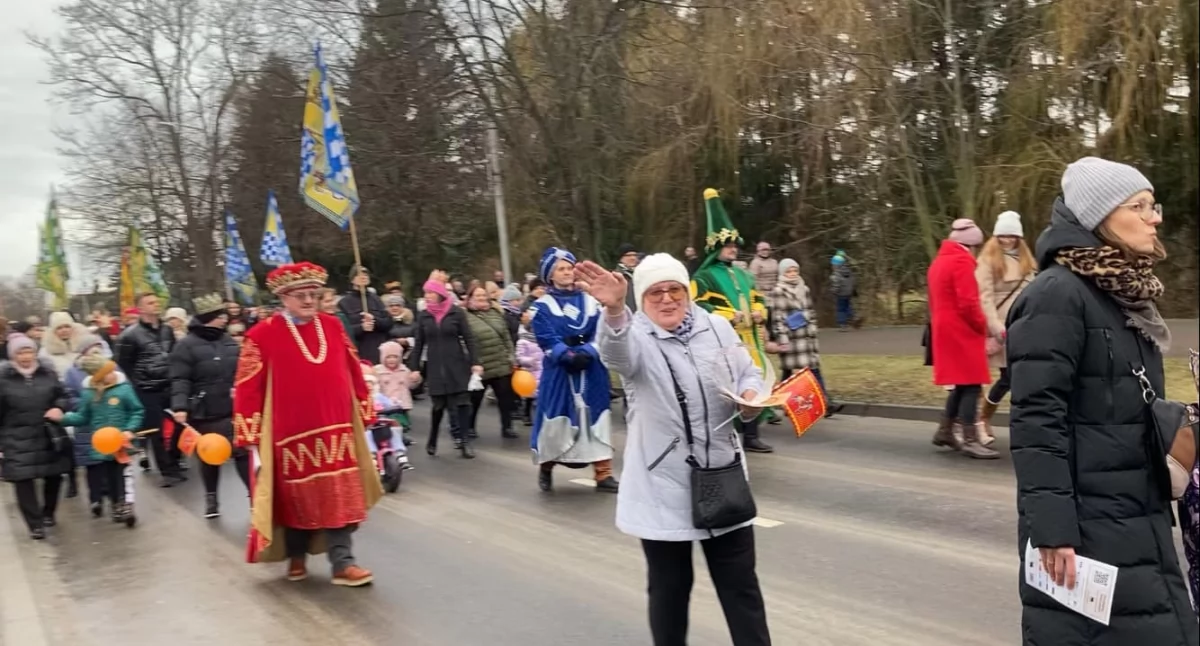 Święta i obchody, Trzej Królowie Brzegu Dolnym barwny pochód kroczył przez miasto - zdjęcie, fotografia
