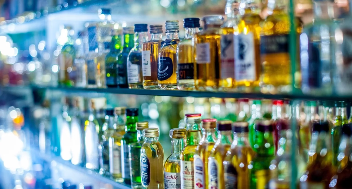 Zdrowie, sprzedaż wódki małych butelkach powinna zostać zakazana Zbadano opinie Polaków temat mocnego alkoholu butelkach małej pojemności - zdjęcie, fotografia