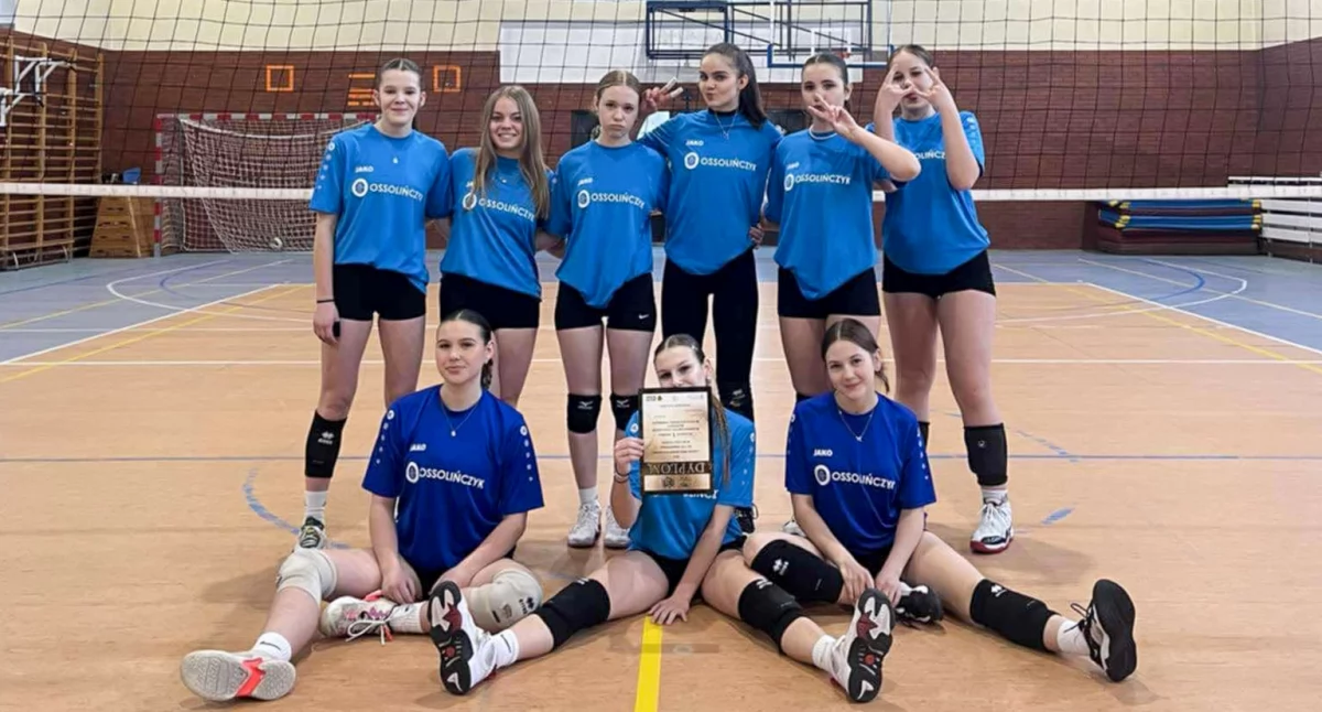 Siatkówka, Licealistki Ossolińczyka najlepsze Powiatowej Licealiadzie siatkówce! - zdjęcie, fotografia