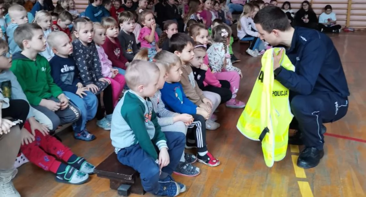 Bezpieczeństwo, Wołowscy policjanci przygotowują uczniów bezpiecznych ferii - zdjęcie, fotografia