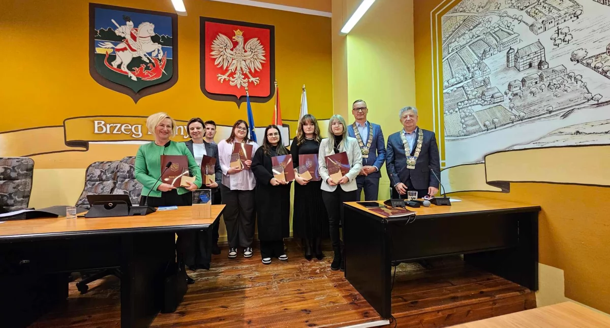 Edukacja i szkoły, Stypendia Burmistrza rozdane podczas sesji Miejskiej - zdjęcie, fotografia