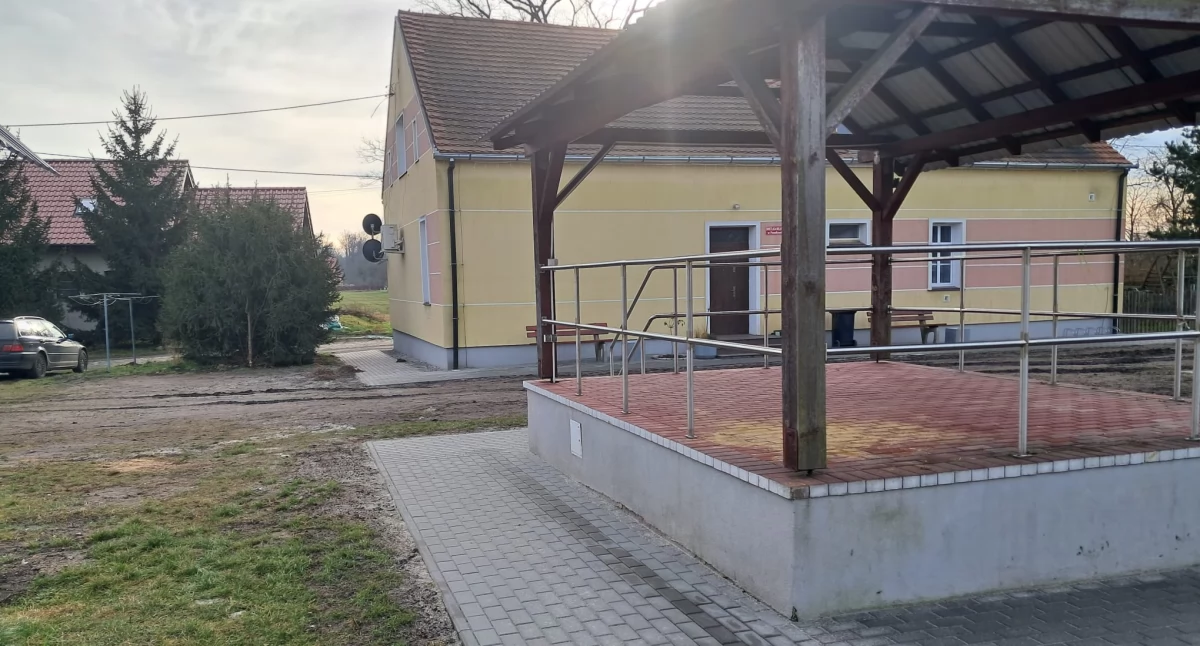 Inwestycje, Modernizacja terenu świetlicy wiejskiej Prawikowie ukończona! - zdjęcie, fotografia