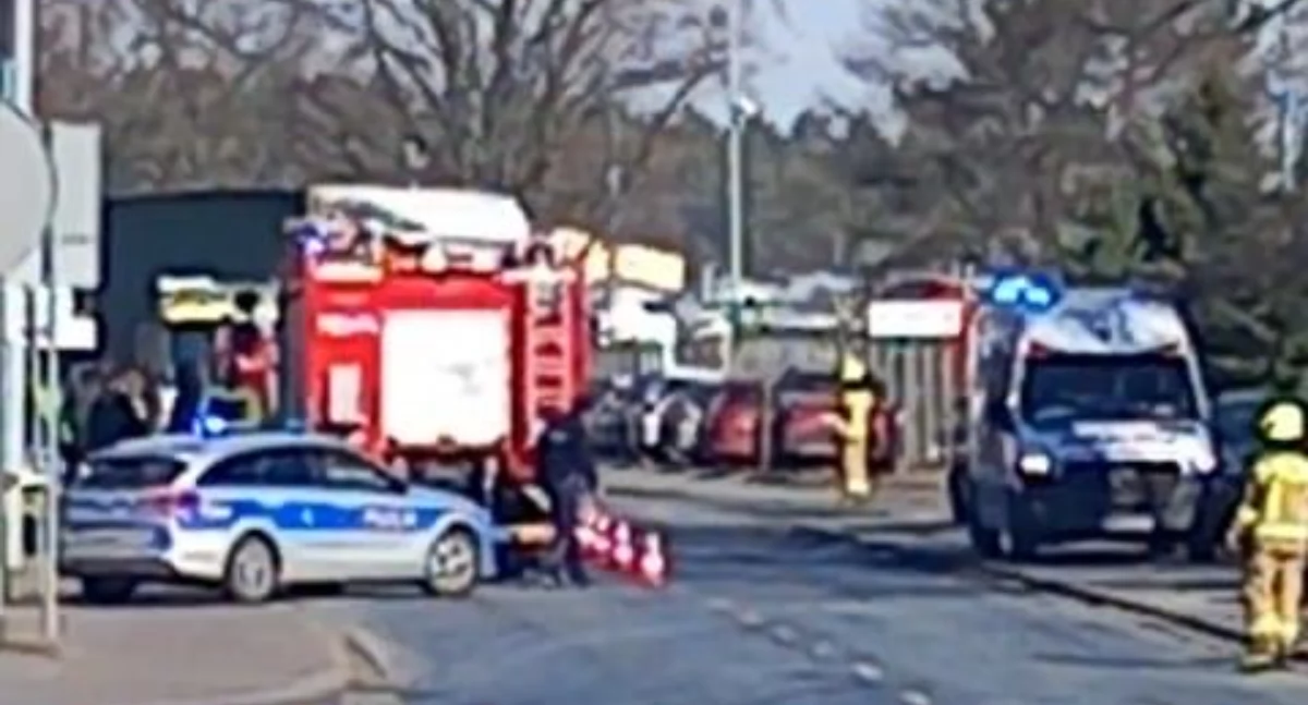 Wypadki i zdarzenia drogowe, Wypadek Brzegu Dolnym jedno dachowało - zdjęcie, fotografia