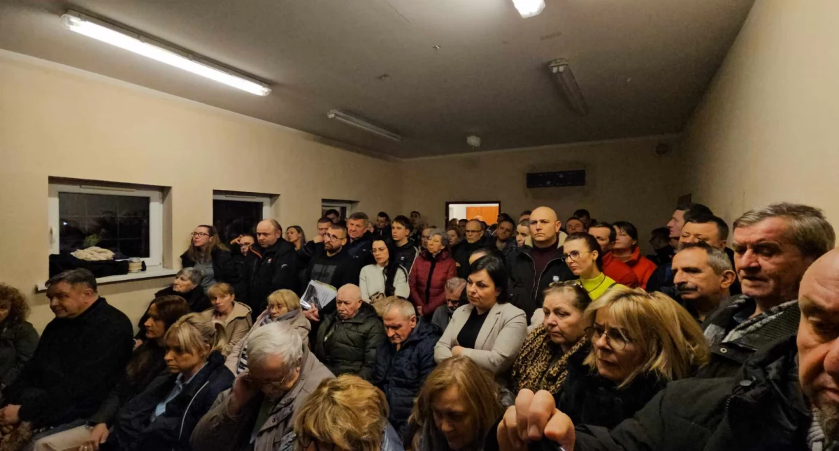 Gospodarka, [AKTUALIZACJA BIEŻĄCO] spotkanie mieszkańców władzami gminy sprawie fabryki utylizacji baterii - zdjęcie, fotografia