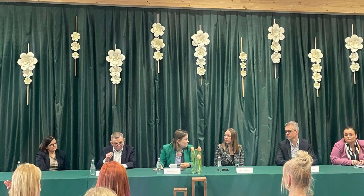 Za prezydialnym stołem siedzą: wicestarosta Beata Gryga, starosta Jan Janas, wiceministra Paulina Piechna-Więckiewicz, posłanka Joanną Niezgodzka, wiceburmistrz  