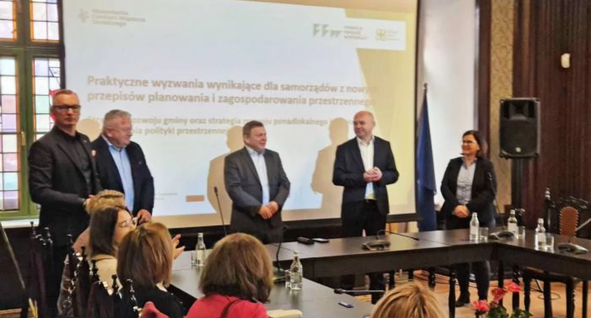 Edukacja i szkoły, Przyszłość powiatu wołowskiego inwestycje współpraca planowanie przestrzenne - zdjęcie, fotografia