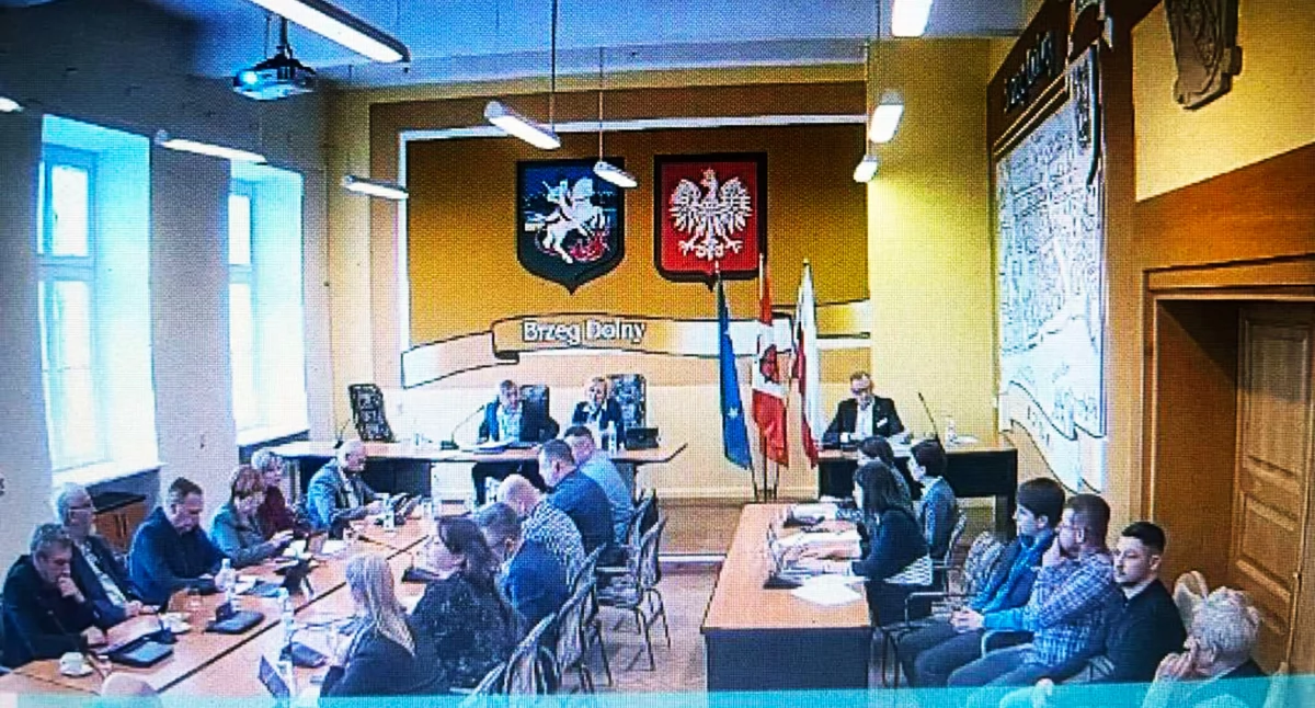 Radni i rady samorządowe, Burzliwa sesja Miejskiej skarbnik gminy pozostaje stanowisku - zdjęcie, fotografia