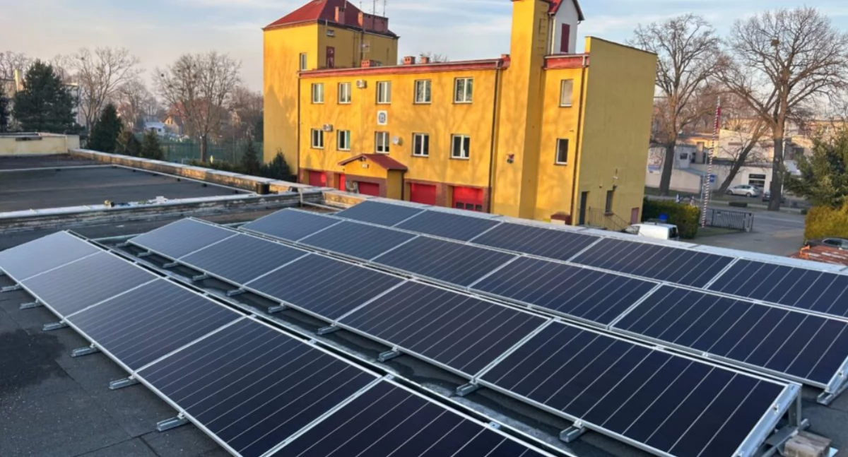Inwestycje, Jednostki straży pożarnej zasilane czystą energią dzięki panelom słonecznym - zdjęcie, fotografia