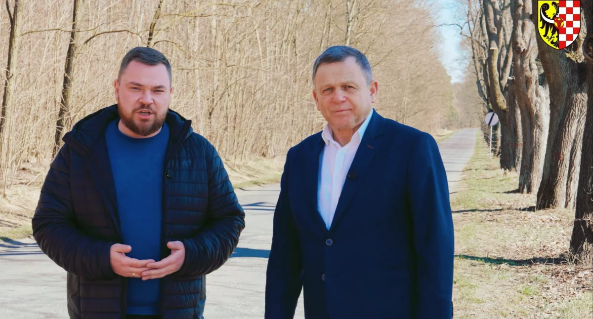 fot. Starosta Jan Janas i radny Rafał Borzyński przekazali mieszkańcom informacje o remoncie drogi.