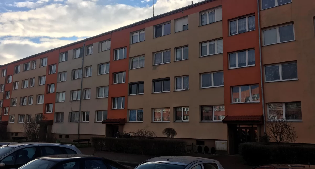 Radni i rady samorządowe, Burmistrz Brzegu Dolnego zmienia Koniec karami zbiorowymi segregacji - zdjęcie, fotografia