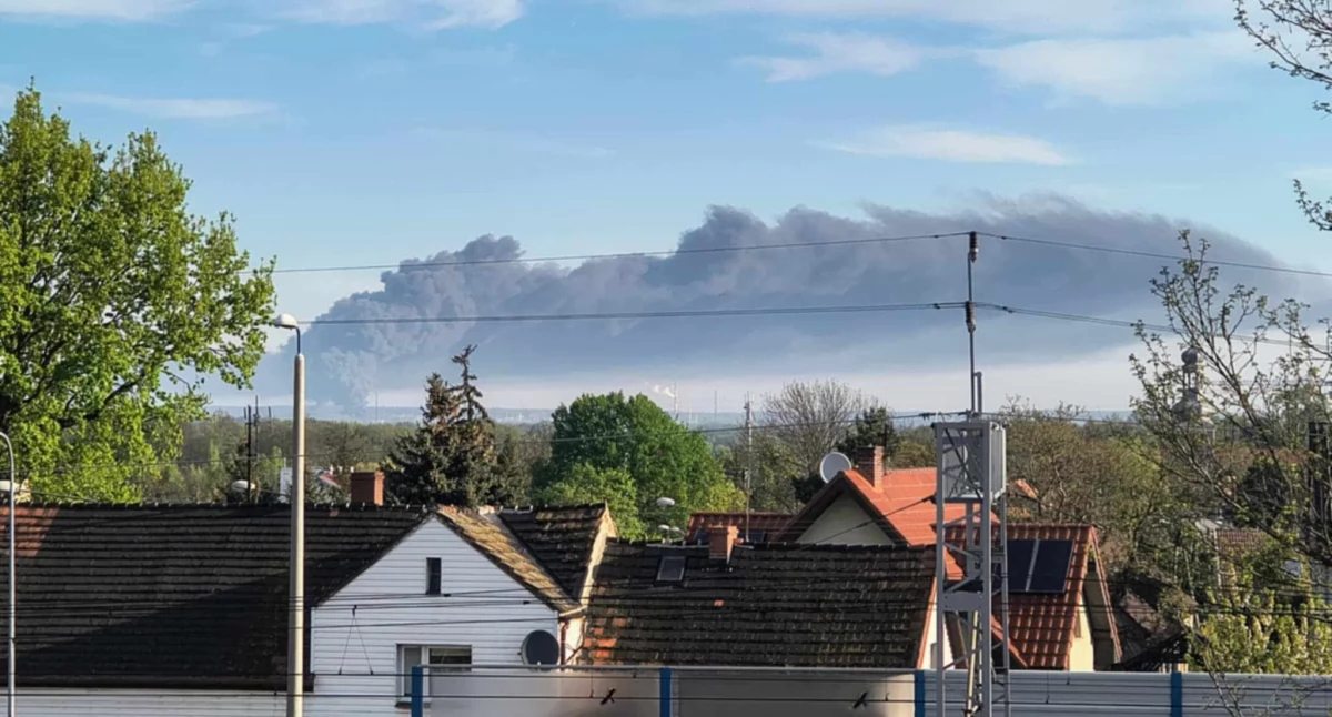 Pożar w zakładach chemicznych PCC Rokita w Brzegu Dolnym. Na miejscu liczne służby ratownicze