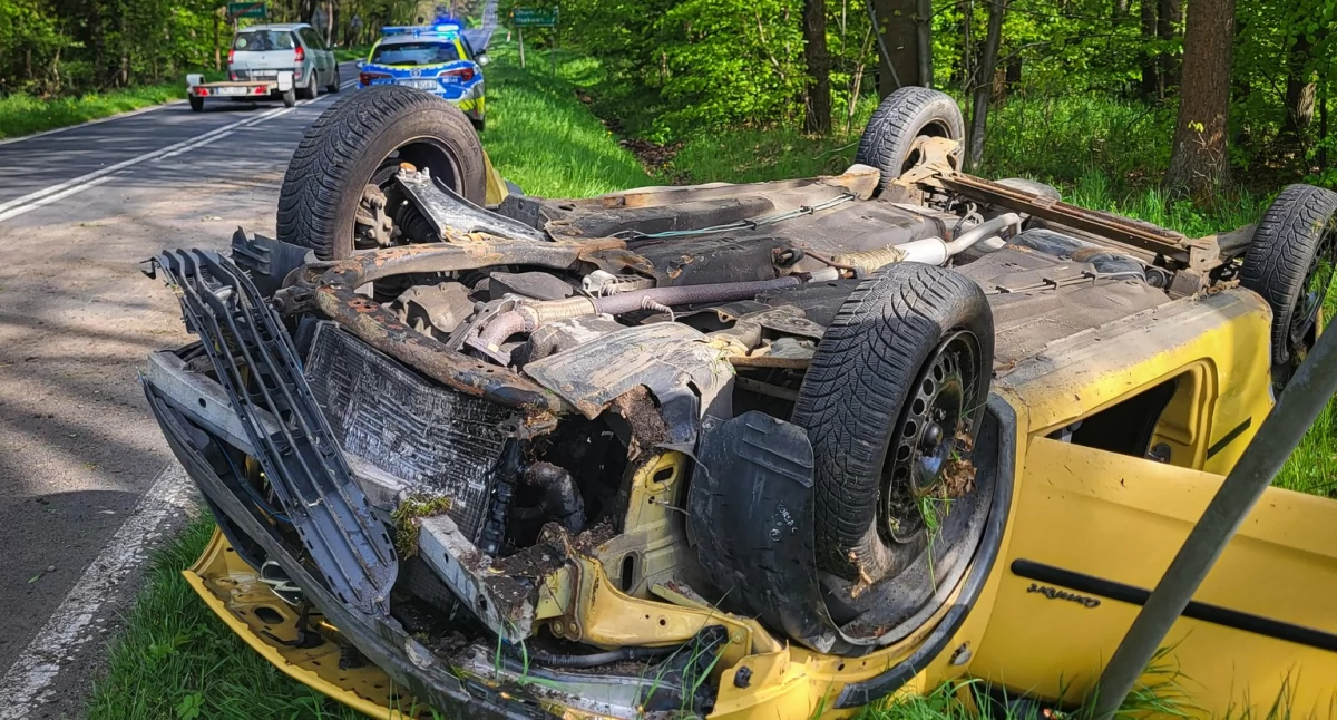 Dachowanie samochodu w Bukowicach. Kierowca był nietrzeźwy