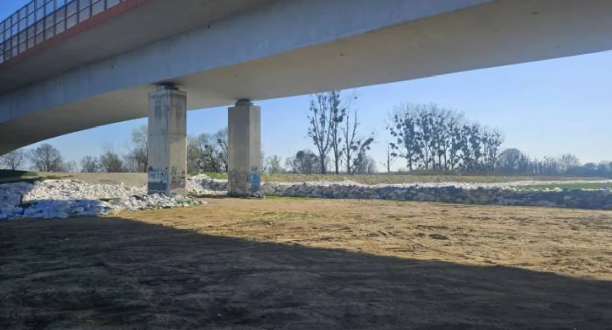 Worki z piaskiem znikają z wałów w Brzegu Dolnym. Prace mają zakończyć się do końca maja