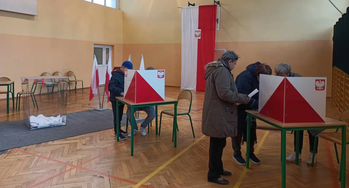 Polityka, Trwają wybory Prezydenta Rzeczypospolitej Polskiej Powiat wołowski głosuje niższa frekwencja pięć - zdjęcie, fotografia