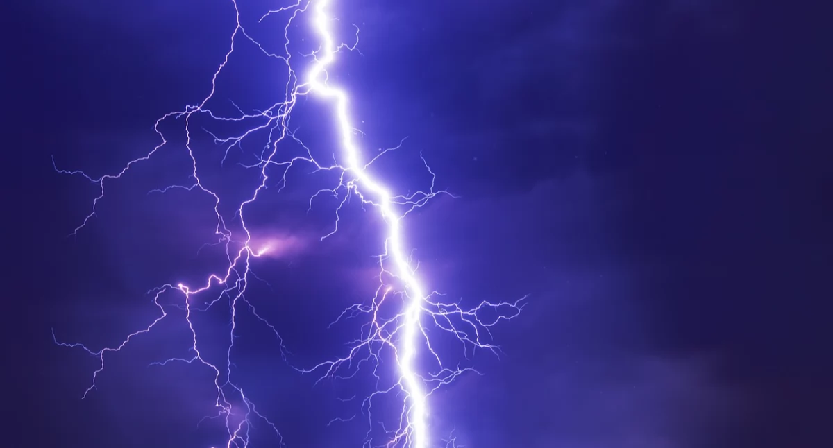 Pogoda, Burze silnym deszczem wiatrem alert meteorologiczny północy - zdjęcie, fotografia