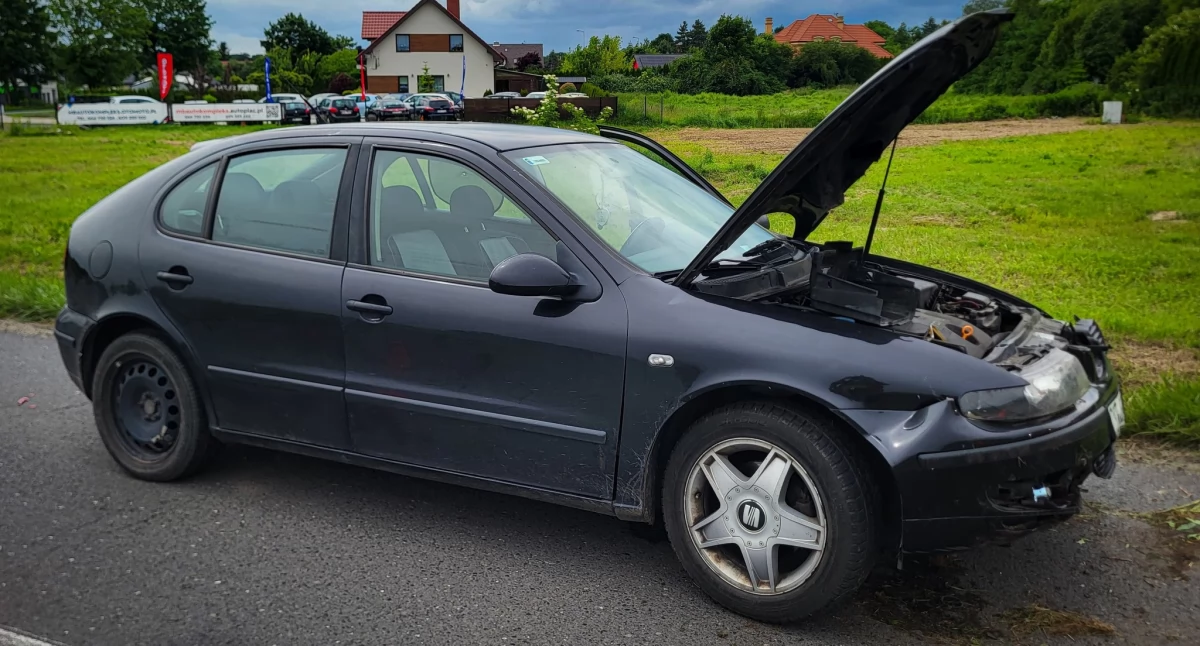 Osobówka w rowie. Kierowca uciekł z miejsca zdarzenia