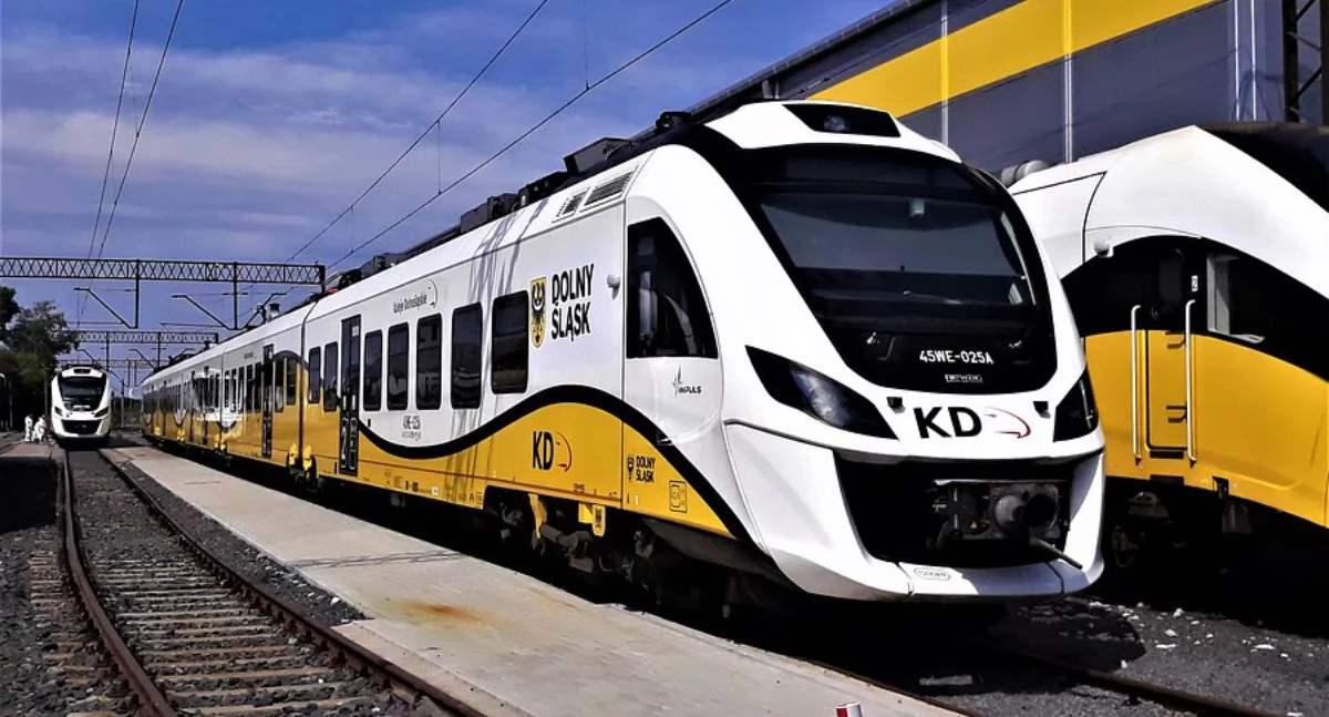 Komunikacja publiczna, Wakacyjny rozkład jazdy wracają pociągi Świnoujścia Nocny Super Sprinter połączenia Karpacza! - zdjęcie, fotografia