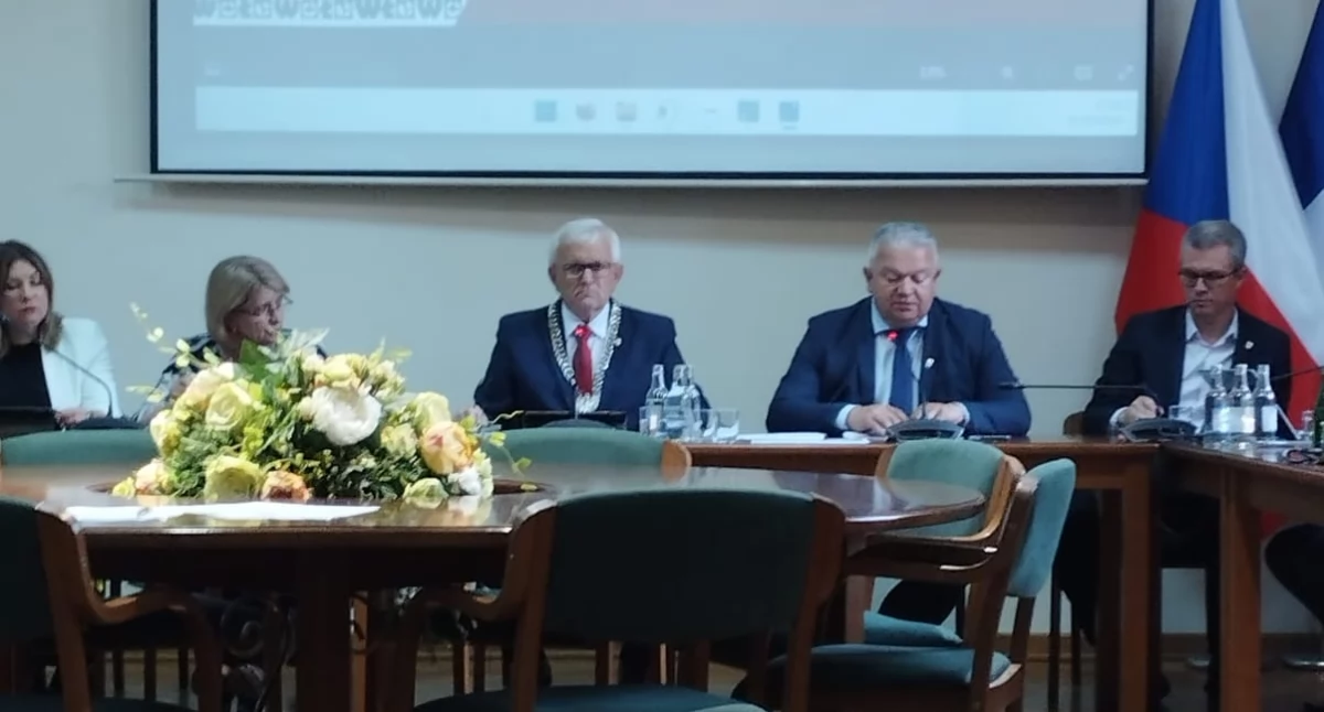 Radni i rady samorządowe, Burmistrz Dariusz Chmura absolutorium Miejska pozytywnie oceniła wykonanie budżetu - zdjęcie, fotografia