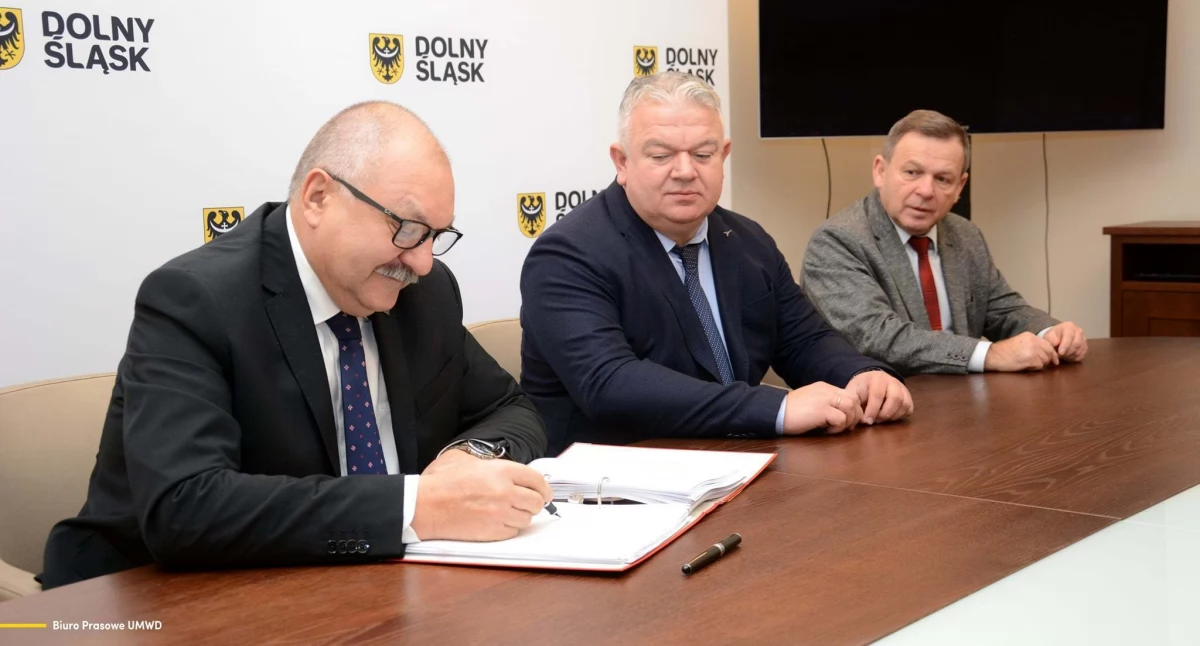 Marszałek Cezary Przybylski, Dariusz Chmura, burmistrz Wołowa i Jan Janas ówczesny, wiceburmistrz Wołowa podczas podpisywania kolejnych transzy na wołowską inwestycję - drogi numer 338 przez miasto. (Z archiwum)
