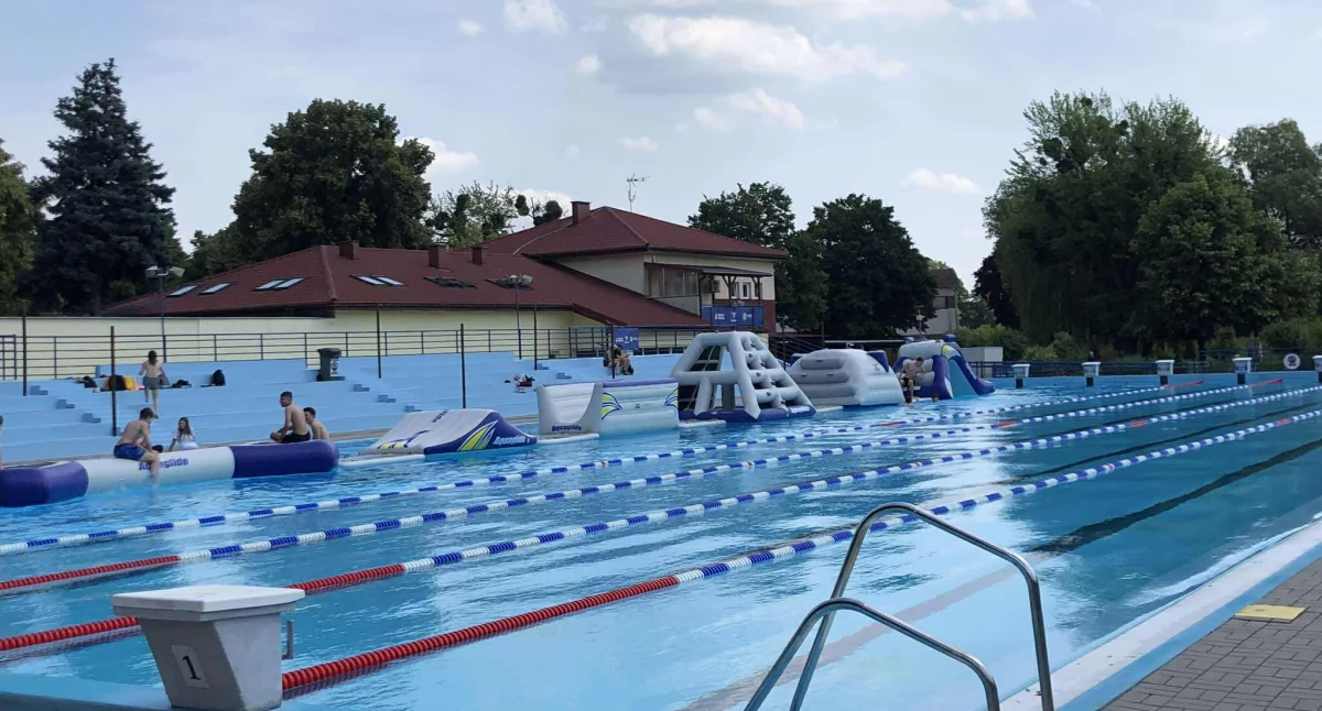 Pływanie, Wielkie otwarcie basenu miejskiego Wołowie start sezonu dziś! - zdjęcie, fotografia