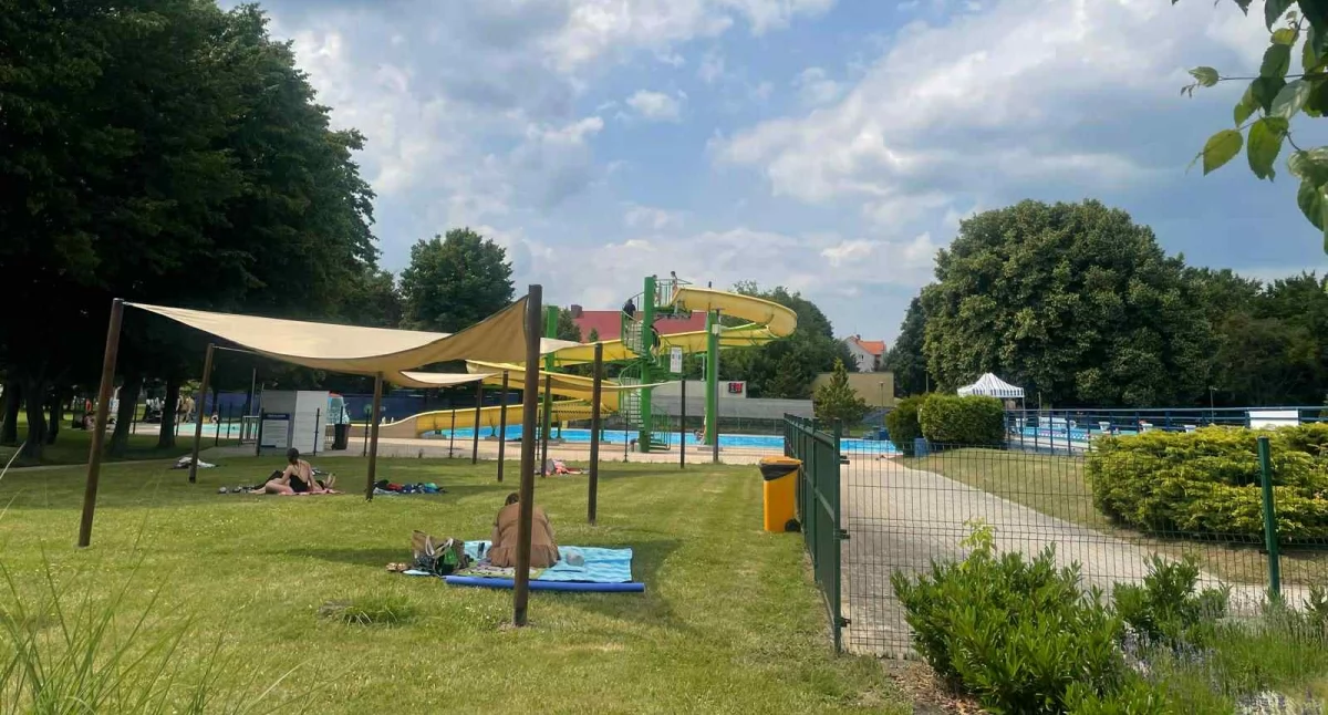 Inwestycje, Słoneczny czwartek powiecie wołowskim idealny dzień otwartym basenie Wołowie! - zdjęcie, fotografia