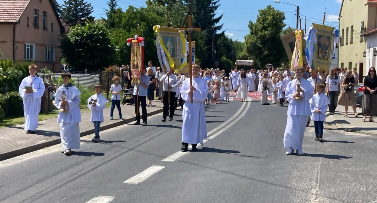 Ulicami Brzegu Dolnego przeszła procesja Bożego Ciała