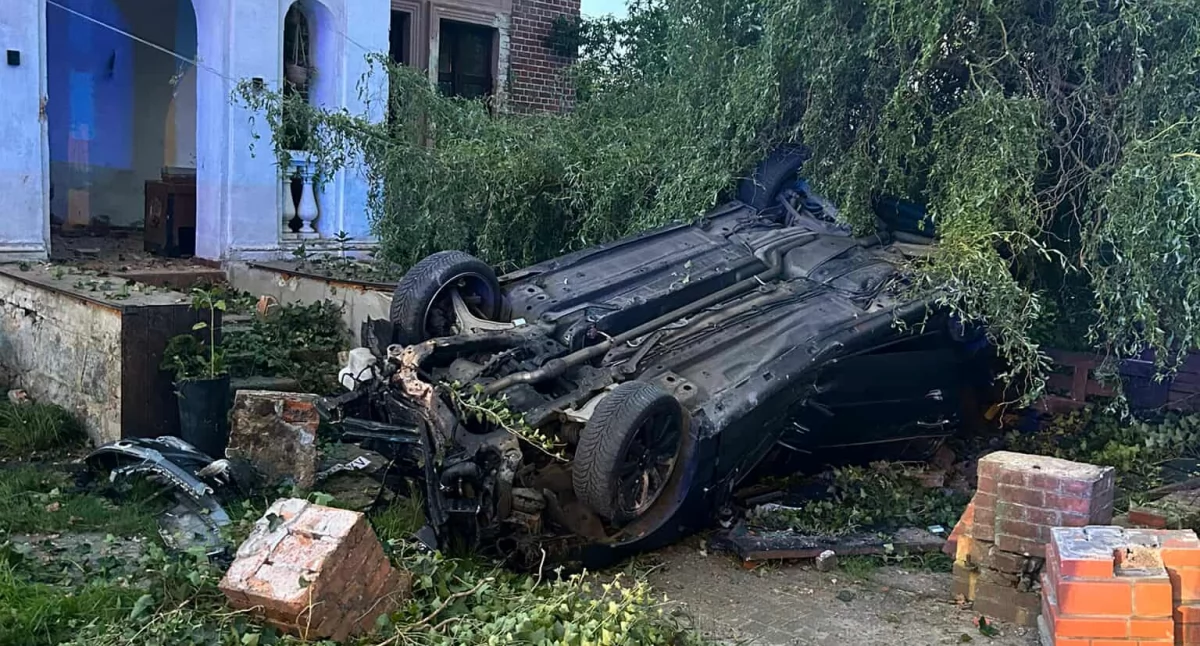 Brzeg Dolny: Opel wjechał na posesję przy Kolejowej – policja poszukuje kierowcy