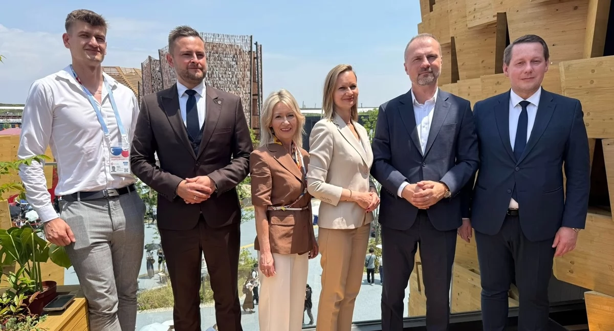 fot. Wicemarszałek Michał Rado oraz Członkowie Zarządu Natalia Gołąb i Jarosław Rabczenko na światowej wystawie EXPO 2025 w Osace