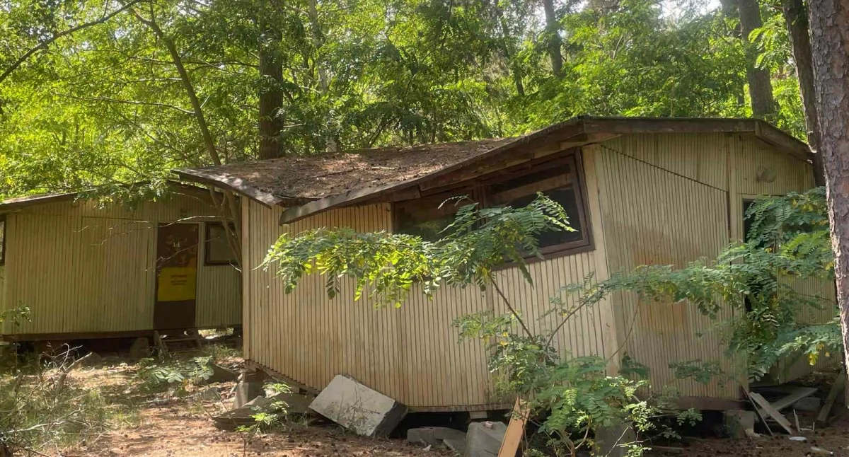 Kto pamięta ośrodek kolonijny w Pogorzelicy? Wspomnienia, ruiny i cień dawnej świetności Jedziemy! Z Brzegu Dolnego do Pogorzelicy