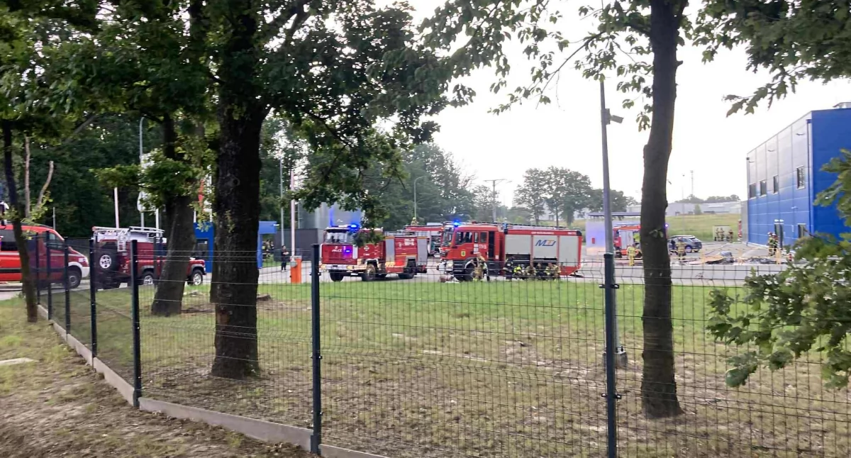 Bezpieczeństwo, dogaszanie pożaru fabryce utylizacji baterii Bukowicach - zdjęcie, fotografia