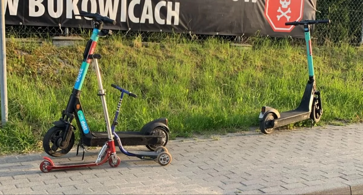 Bezpieczeństwo, Obowiązek noszenia kasków dzieci odpowiedź wzrost wypadków hulajnogach rowerach - zdjęcie, fotografia