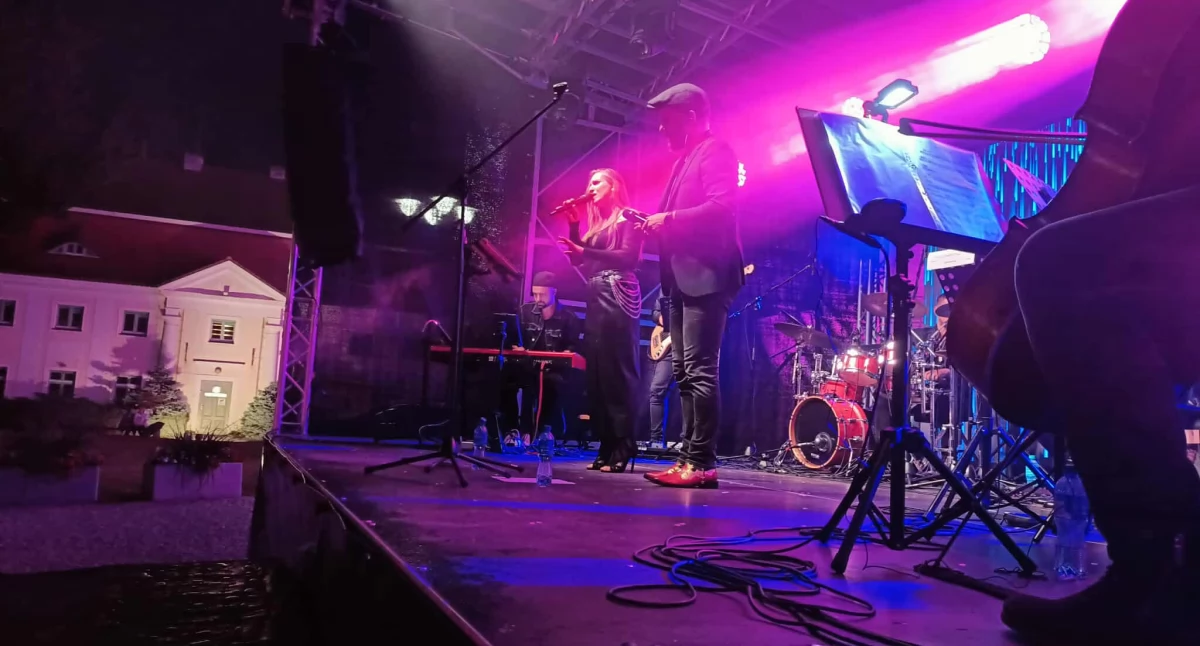 Imprezy cykliczne, Rockowe klasyki symfonicznym wydaniu porwały Brzeg Dolny! Niezapomniany koncert gołym niebem - zdjęcie, fotografia
