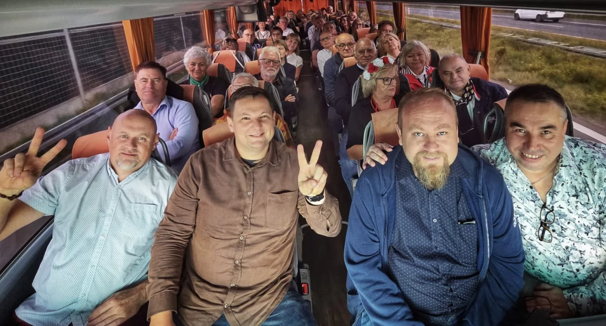 Polityka, Mieszkańcy powiatu wołowskiego zaprzysiężeniu Prezydenta Karola Nawrockiego - zdjęcie, fotografia