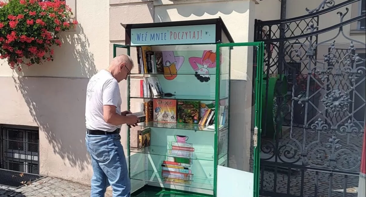 Edukacja i szkoły, stawia kolejne gablotki bookcrossingu! - zdjęcie, fotografia