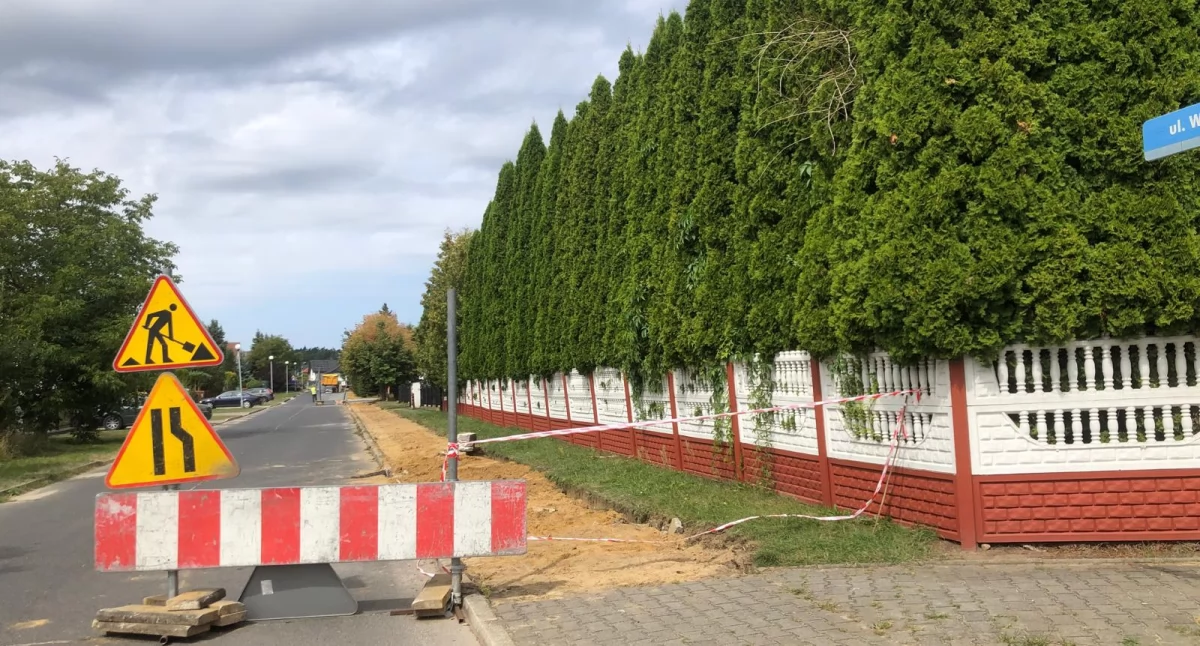 Inwestycje, Remont chodnika Wierzbowej Utrudnienia pieszych kierowców - zdjęcie, fotografia