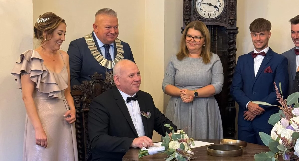 Święta i obchody, Burmistrz Wołowa udzielił ślubu wyjątkowa ceremonia udziałem Dariusza Chmury - zdjęcie, fotografia