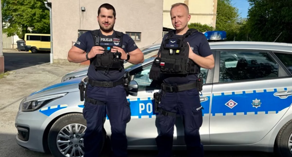 Bezpieczeństwo, Zamknięte drzwi walka życie Mężczyzna potrzebował natychmiastowej pomocy - zdjęcie, fotografia