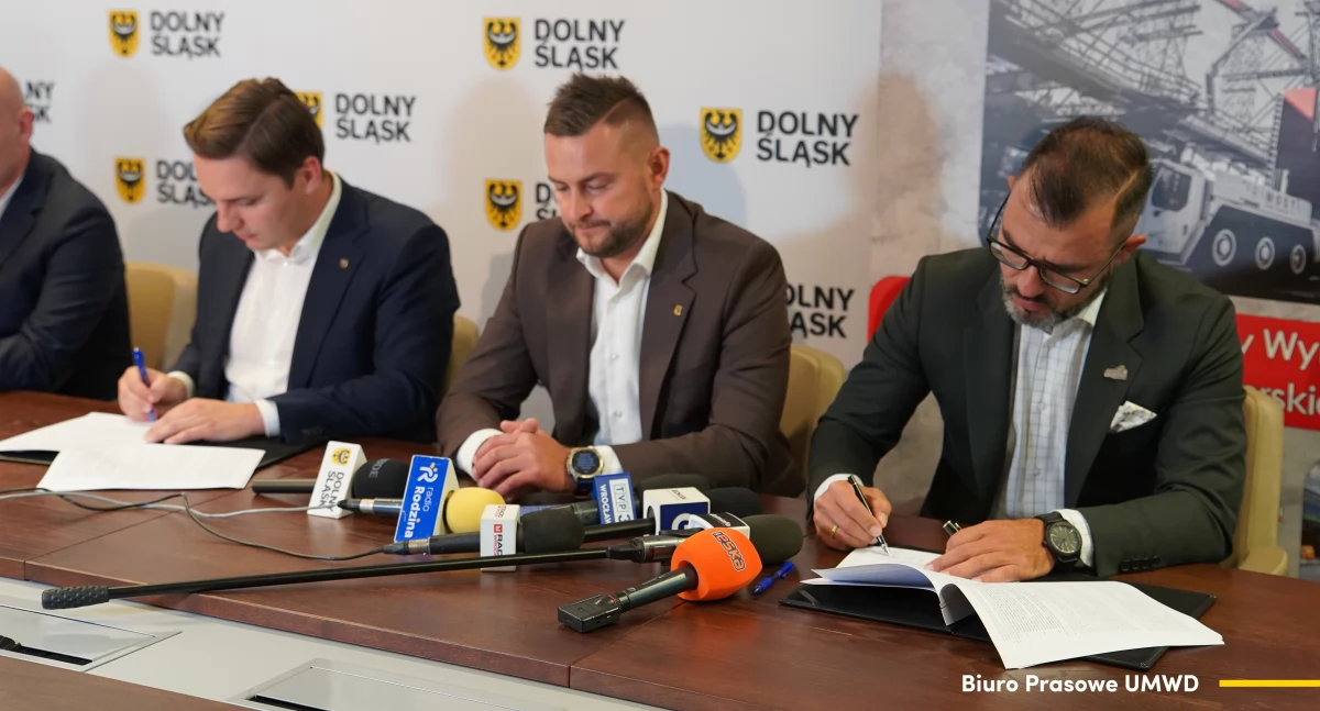 Podpisana umowa zakłada również budowę ciągów pieszo-rowerowych i dróg dojazdowych służących m.in. organizacji wypraw kajakowych, bardzo popularnych na rzece Barycz