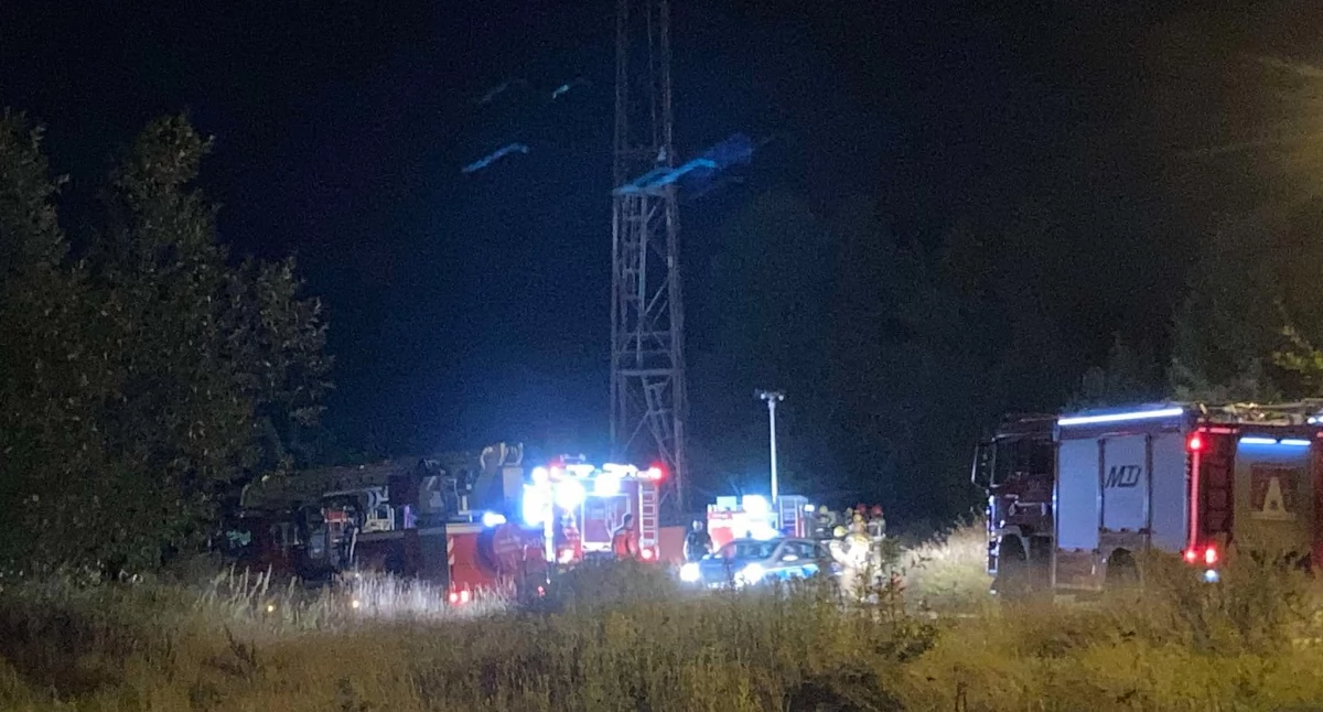 Bezpieczeństwo, Dramatyczna akcja ratunkowa Brzegu Dolnym Kobieta weszła metrową wieżę groziła skokiem - zdjęcie, fotografia