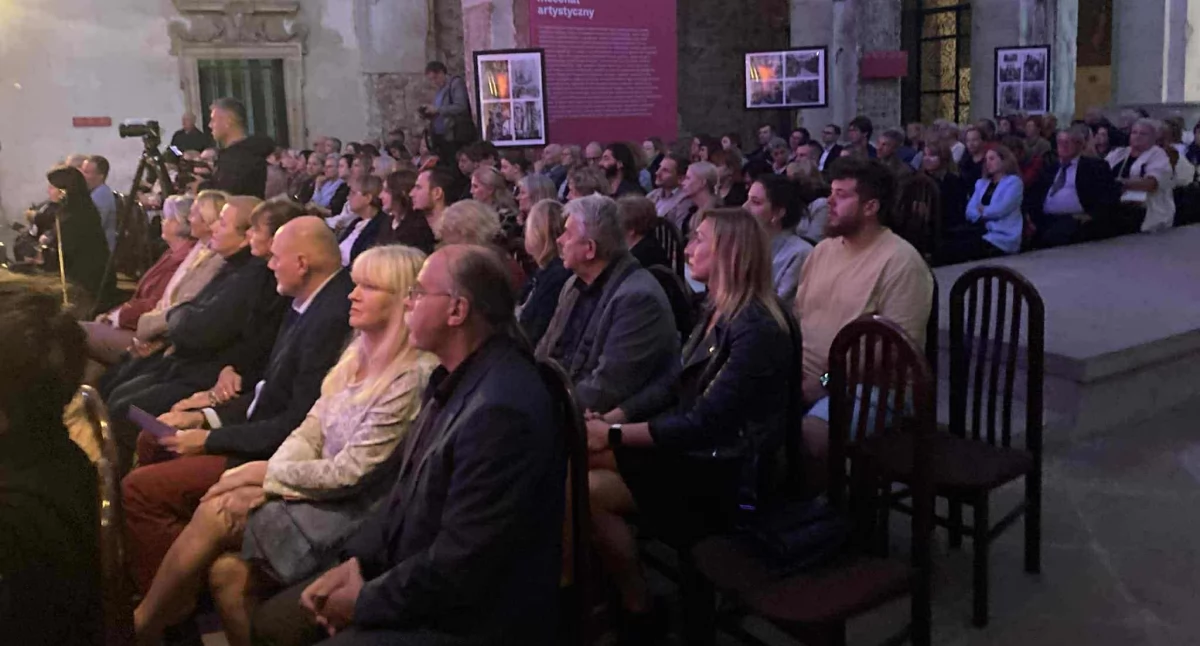 Święta i obchody, Wyjątkowy koncert klasztornych murach klasyką przez Polskę” zachwycił publiczność - zdjęcie, fotografia