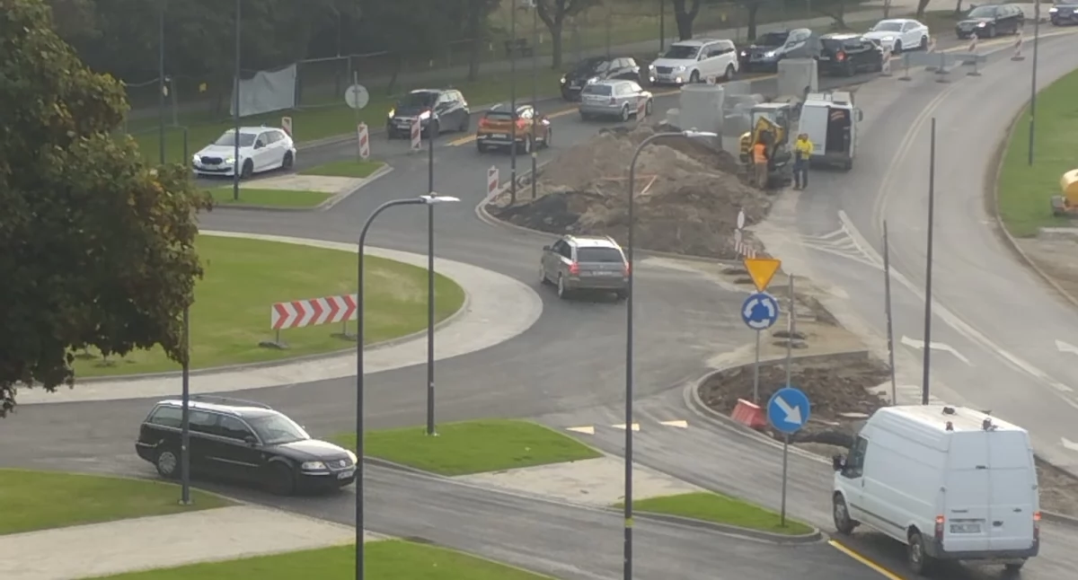 Inwestycje, rondo Zamku Piastowskim Wołowie przejezdne - zdjęcie, fotografia