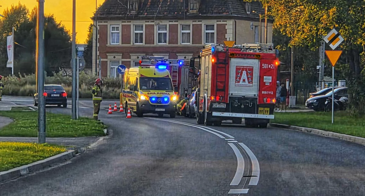 Wypadki i zdarzenia drogowe, Wypadek udziałem motocyklisty rondzie biszkoptowym Wołowie - zdjęcie, fotografia