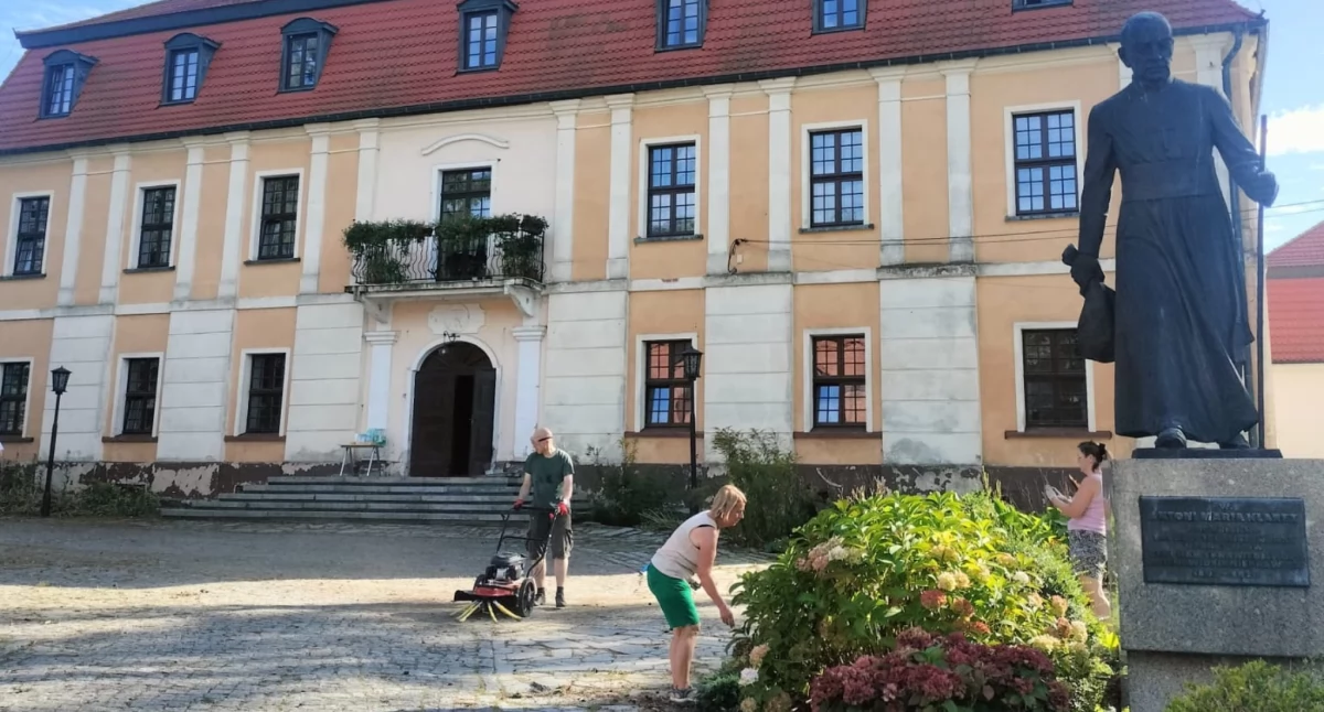 Inwestycje, Wspólne sprzątanie Krzydlinie Małej - zdjęcie, fotografia