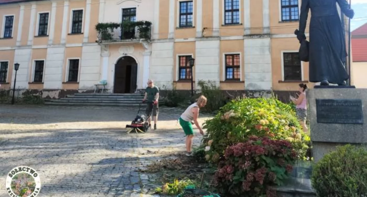 Radni i rady samorządowe, Wspólne sprzątanie Krzydlinie Małej - zdjęcie, fotografia