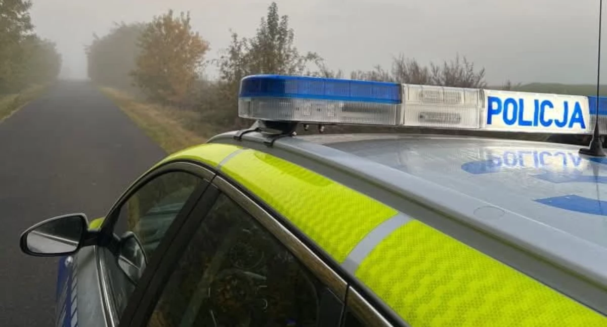 Komunikaty policji, Gęsta mgła śliska nawierzchnia Policja ostrzega przed wzrostem liczby wypadków - zdjęcie, fotografia